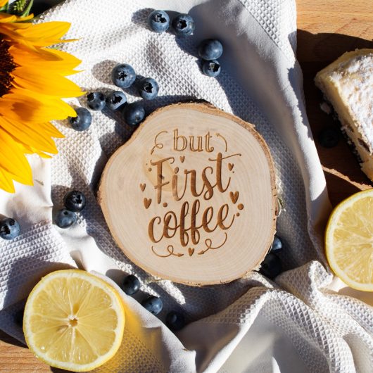 But first coffee – drewniana podkładka