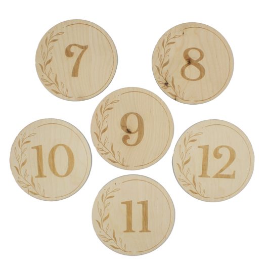 Okrągłe, drewniane tabliczki z cyframi – minimalistyczne