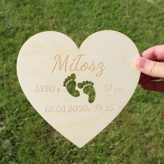 Drewniana metryczka w kształcie serca – stópki