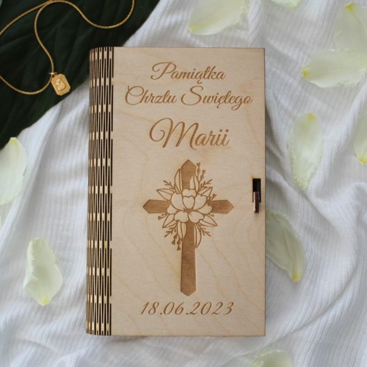 Drewniane pudełko na pieniądze, prezent na Chrzest Święty – Krzyż z kwiatem