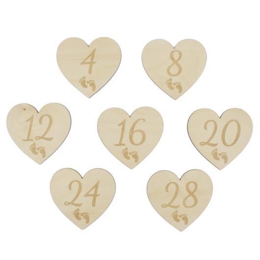 Zestaw 18 drewnianych tabliczek do sesji ciążowych w kształcie serca