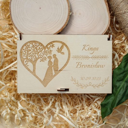 Drewniane pudełko na pieniądze na ślub, personalizowane, z grawerem – serce, wzór 1