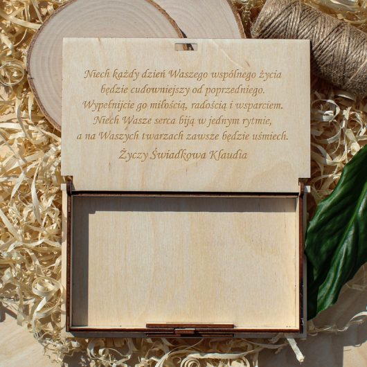 Drewniane pudełko na pieniądze na ślub, personalizowane, z grawerem – Szczęśliwa para, wzór 1