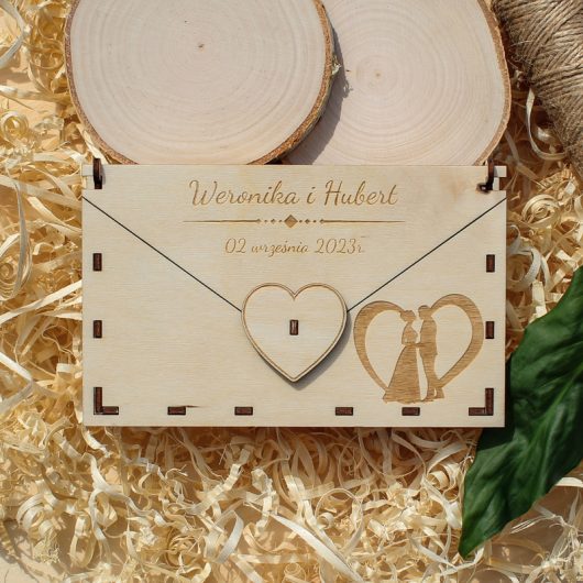 Drewniana koperta na pieniądze na ślub, personalizowana, z grawerem – Para Młoda