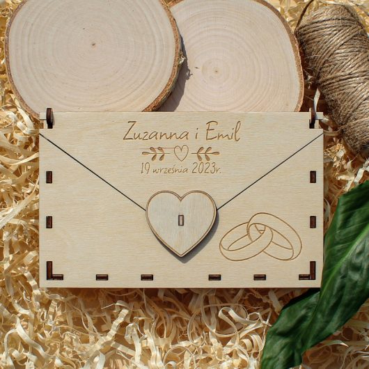 Drewniana koperta na pieniądze na ślub, personalizowana, z grawerem – Obrączki, wzór 1