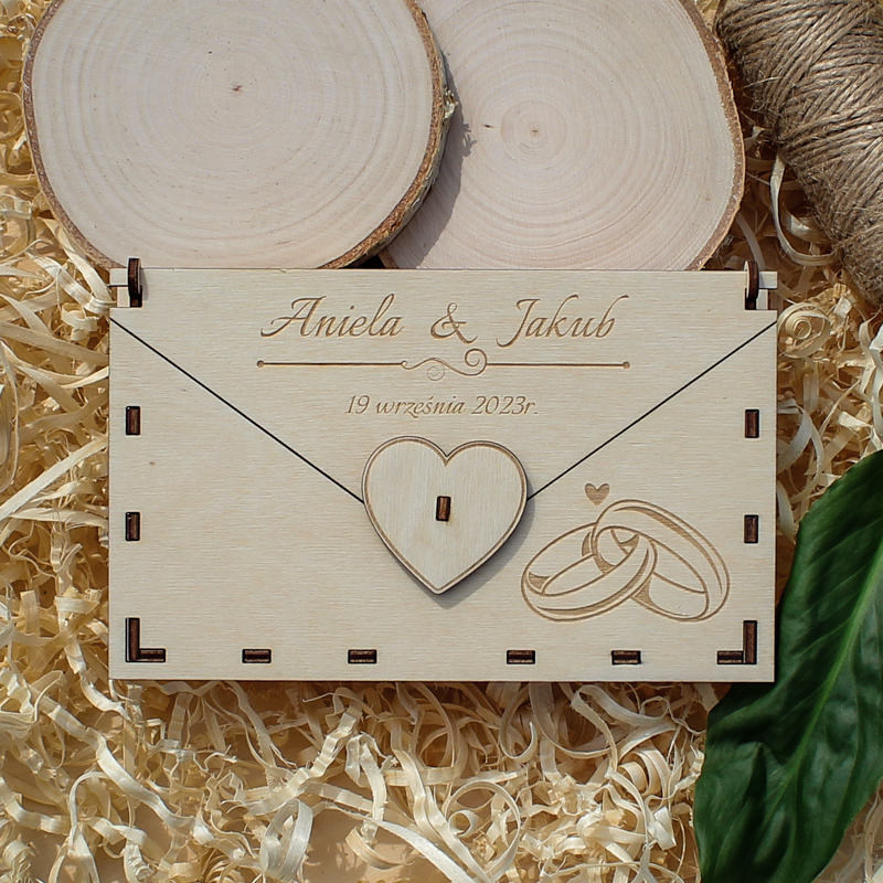 Drewniana koperta na pieniądze na ślub i wesele