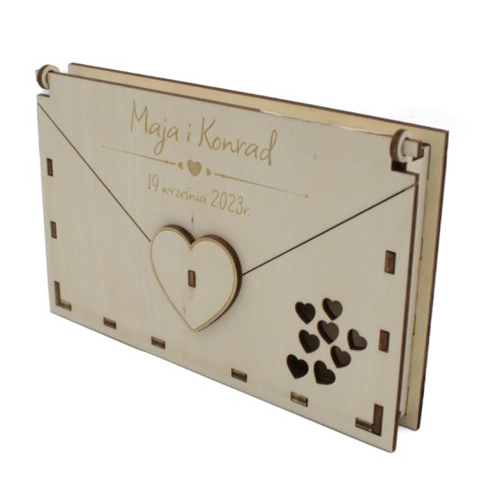 Drewniana koperta na pieniądze na ślub, personalizowana, z grawerem – Serduszka
